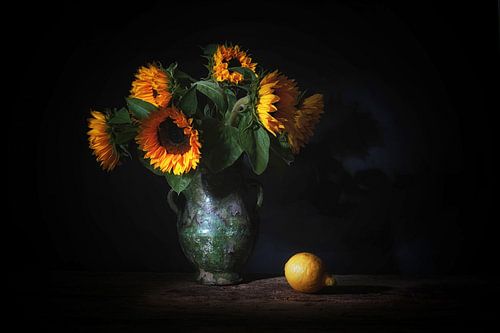 Stilleven met zonnebloemen en citroen.