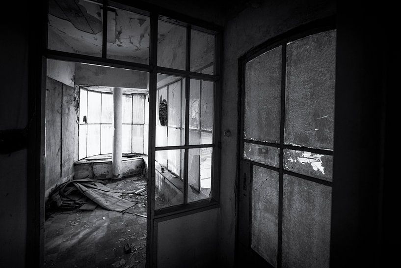 Innenraum tankstelle fünfziger Jahre, Urbex schwarz-weiß von Ger Beekes