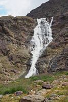 Wasserfälle in den Bergen – spektakuläre Naturfotografie voller Energie und Kraft. Jetzt Wandbild oder Leinwand kaufen und Bergwasser erleben.
