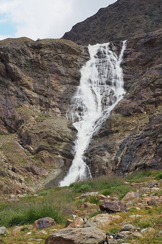 Watervallen in de bergen - spectaculaire natuurfotografie vol energie en kracht. Koop nu een muurschildering of canvas en ervaar bergwater.