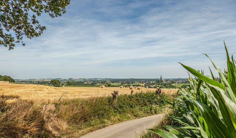 Panorama met strobalen van Vijlen van John Kreukniet