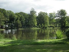 Vijver in een kasteeltuin by Elja Hilboesen