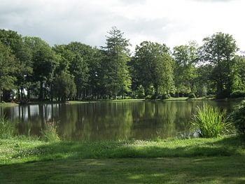 Vijver in een kasteeltuin