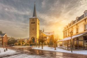 Zonsopkomst boven de Sint Remigiuskerk in Simpelveld