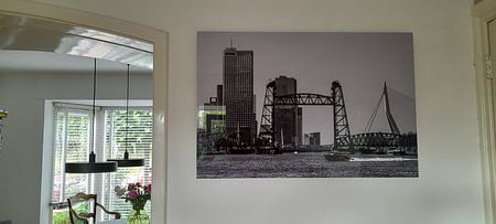 Ein Wassertaxi passiert 3 Rotterdamer Brücken