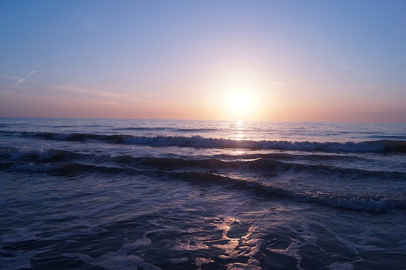 golven in zonsondergang van angela de baat