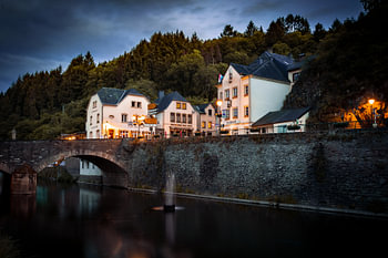 Pittoresk Vianden, Luxemburg bij nacht