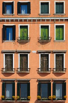 Ramen en balkons in Venetië, Italië van Henk Meijer Photography