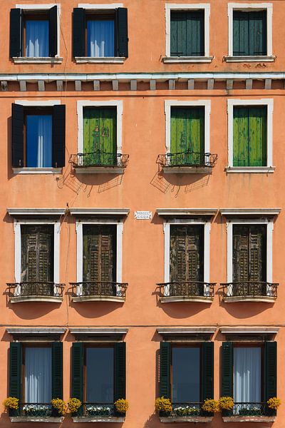 Fenster und Balkone in Venedig, Italien von Henk Meijer Photography