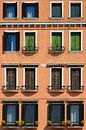 Ramen en balkons in Venetië, Italië van Henk Meijer Photography thumbnail