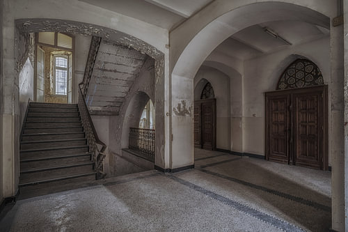 Trappen hal in een oud klooster