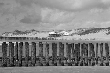 Strandpaviljoen met paalhoofden ( Zeeland ) in zwart wit.