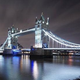 Vue nocturne de la Tour de Londres et du Tower Bridge sur Piedro de Pascale