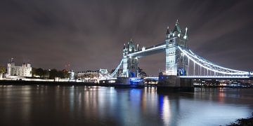 Nachtelijk gezicht op de Tower of Londen en de Tower Bridge van Piedro de Pascale