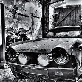 An abandoned Triumph car black and white edition Rawbird Photos by Wouter Putter sur Rawbird Photo's Wouter Putter