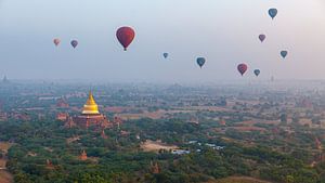 Heißluftballons über Bagan in Myanmar