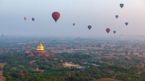Luchtballonnen boven Bagan in Myanmar