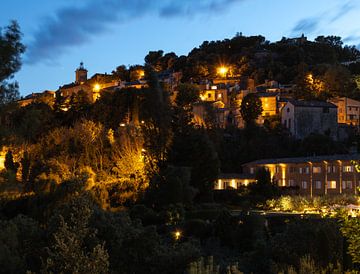 Abendlicher Blick auf die kleine Stadt Moissac-Bellevue in der Provence, Frankreich von Bram Lubbers