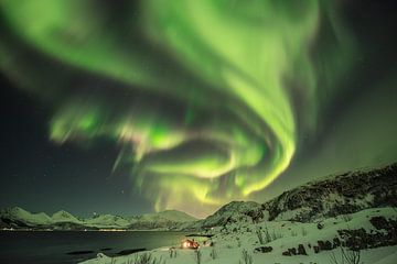 Maison dans un fjord en Norvège, sous une aurore. sur Marco Verstraaten