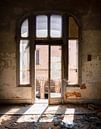 Fenster in verlassenem Gebäude mit Sonnenlicht. von Roman Robroek Miniaturansicht