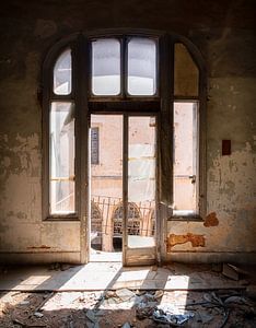 Raam in Verlaten Gebouw met Zonlicht. van Roman Robroek - Foto's van Verlaten Gebouwen