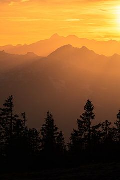 Berglandschaft "Silhouetten bei Sonnenuntergang". von Coen Weesjes