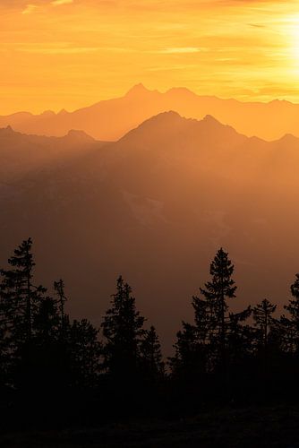 Berglandschap "Silhouetten tijdens Zonsondergang"