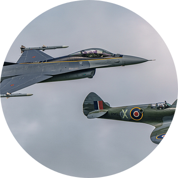 Flyby Supermarine Spitfire en General Dynamics F-16. van Jaap van den Berg