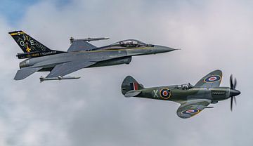 Vorbeiflug der Supermarine Spitfire und der General Dynamics F-16.