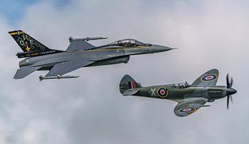 Vorbeiflug der Supermarine Spitfire und der General Dynamics F-16. von Jaap van den Berg