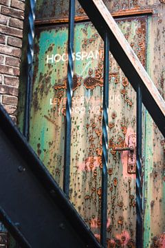 Details van een deur en een trap op een industrie terrein van Zaankanteropavontuur