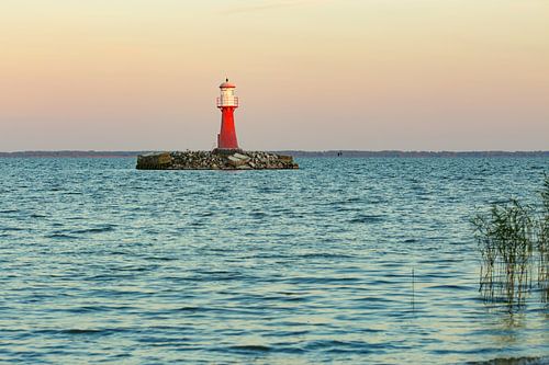Rode vuurtoren in het water
