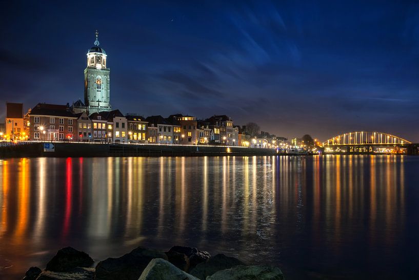 Deventer Skyline bij nachtelijke omstandigheden van Martin Podt