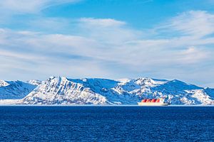 Berge, Felsen und Schiff im Winter nahe Hammerfest in Norwegen