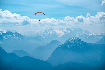 Gleitschirmflieger über den Berchtesgadener von Leo Schindzielorz