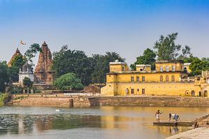 Historisch erotisch tempelcomplex aan het Shivasagar meer in Khajuraho van Marc Venema