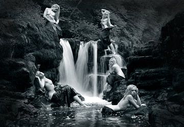 Frau, fünfmal sexy nackt am Wasserfall von Atelier Liesjes