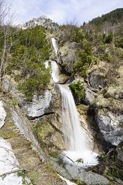 Chutes d'eau en montagne - une photographie spectaculaire de la nature, pleine d'énergie et de force. Acheter maintenant une peinture murale ou une toile et découvrir l'eau de montagne.