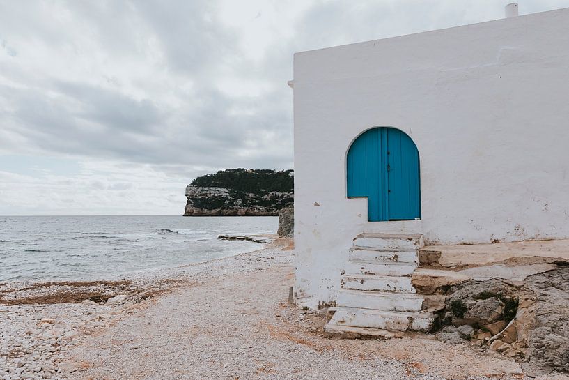 Weiße Häuser am Strand von Cala del Portitxol. Jávea, Spanien von Manon Visser