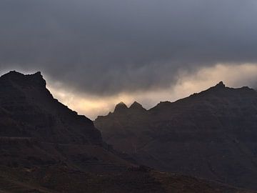 Bergen en wolken, Gran Canaria van Timon Schneider
