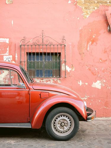 Retro Rode Kever in Oaxaca Mexico van Raisa Zwart Reisfotografie Prints