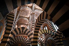 Belle chapelle avec des arches. sur Roman Robroek - Photos de bâtiments abandonnés