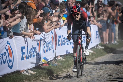 Dylan van Baarle gewinnt Paris - Roubaix