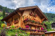 Houten chalet in de zomer in Grimentz van Dennis van de Water thumbnail