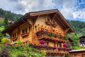 Houten chalet in de zomer in Grimentz von Dennis van de Water