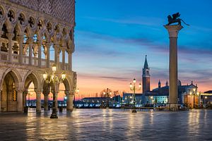 San Marco plein in Venetië bij nacht van Michael Abid