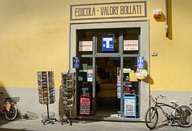 Tabaccheria in Luca (Italië) van Peter Hofwegen