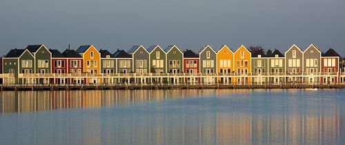 Kleurrijke huizen aan de Rietplas in Houten