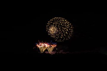 Nombreuses explosions de feux d'artifice de différentes couleurs et énorme boule de feu sur adventure-photos