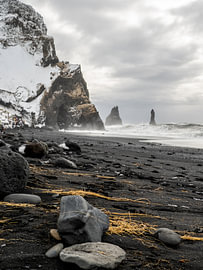 Reynisfjara Black Beach, IJsland, in de winter. van Bart Ceuppens